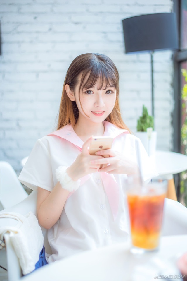 看不得你穷：怕你连累他。可以拿你来取笑，自慰，做笑料。